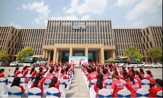 做白色的牛奶，創(chuàng)紅色的企業(yè)，花花牛乳業(yè)集團(tuán)青春歌會(huì)慶祝建黨100周年