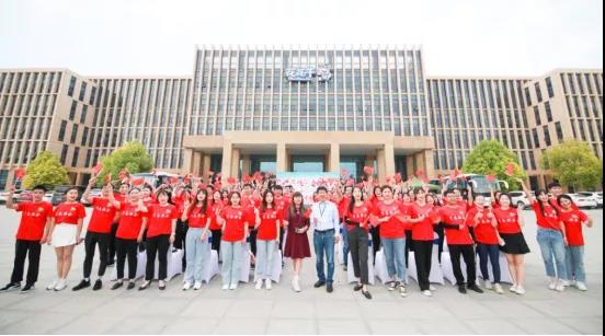 做白色的牛奶，創(chuàng)紅色的企業(yè)，花花牛乳業(yè)集團(tuán)青春歌會(huì)慶祝建黨100周年