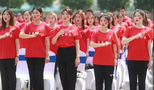 做白色的牛奶，創(chuàng)紅色的企業(yè)，花花牛乳業(yè)集團(tuán)青春歌會(huì)慶祝建黨100周年