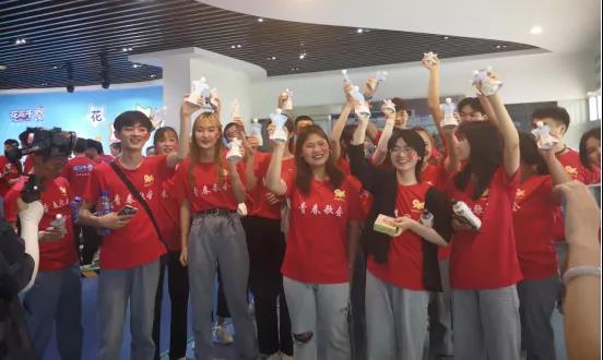 做白色的牛奶，創(chuàng)紅色的企業(yè)，花花牛乳業(yè)集團(tuán)青春歌會(huì)慶祝建黨100周年