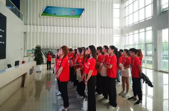 做白色的牛奶，創(chuàng)紅色的企業(yè)，花花牛乳業(yè)集團(tuán)青春歌會(huì)慶祝建黨100周年