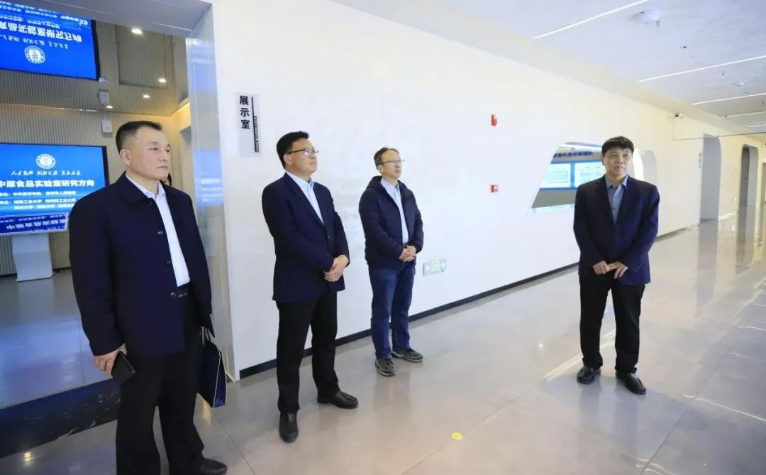 花花牛乳業集團黨委書記、董事長唐洪峰一行赴中原食品實驗室同中國工程院院士、中原食品實驗室主任任發政座談交流