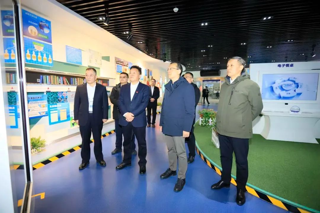 省政府國資委黨委書記、主任李濤一行到花花牛乳業(yè)集團(tuán)調(diào)研