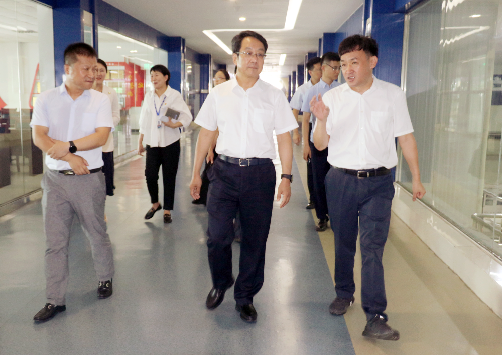 河南省高級(jí)人民法院院長(zhǎng)胡道才一行蒞臨花花牛乳業(yè)集團(tuán)開展“萬(wàn)人助萬(wàn)企”活動(dòng) 助力企業(yè)發(fā)展