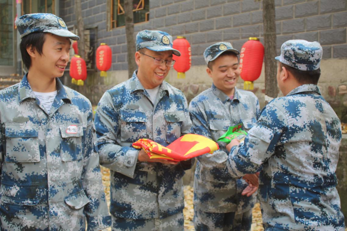 組織開展戶外拓展訓練活動