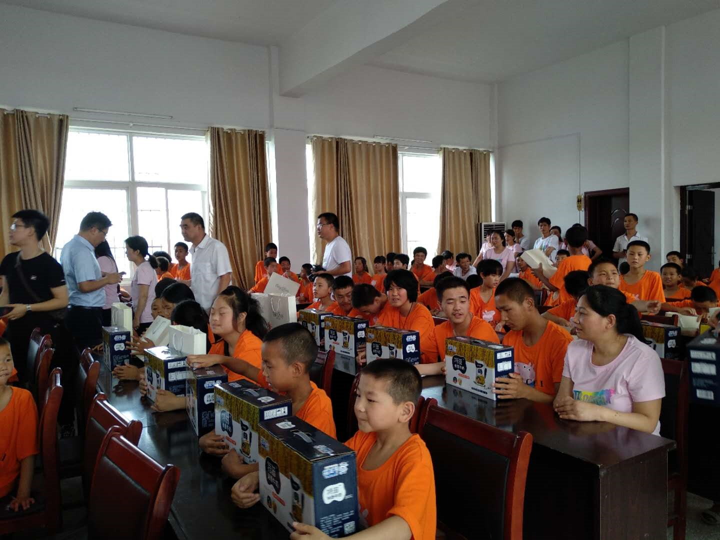 “關(guān)愛(ài)特殊兒童，讓愛(ài)灑滿人間—花花牛乳業(yè)集團(tuán)2018中國(guó)小康牛奶行動(dòng)” 公益助學(xué)泌陽(yáng)捐贈(zèng)儀式