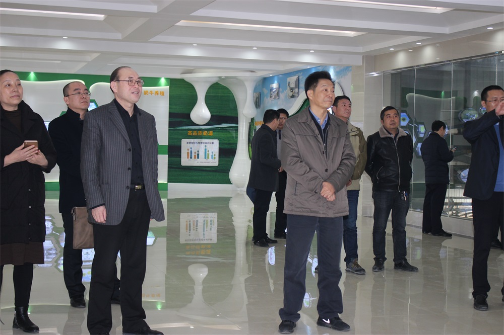 河南省財政廳副廳長龐學(xué)孟一行蒞臨花花牛集團(tuán)養(yǎng)殖事業(yè)部魯山瑞亞牧業(yè)有限公司調(diào)研