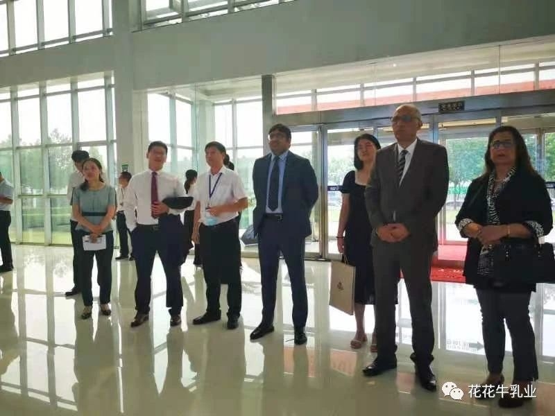 巴基斯坦駐華大使莫因·哈克 蒞臨花花牛乳業(yè)集團參觀訪問