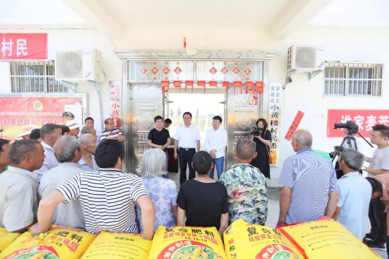 秋種化肥進(jìn)農(nóng)戶 精準(zhǔn)扶貧及時雨 | 花花牛集團精準(zhǔn)扶貧在行動