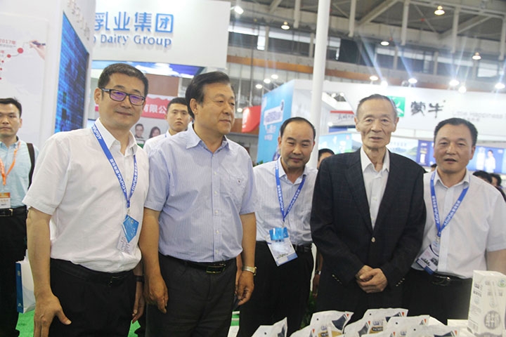 花花牛亮相第八屆中國奶業(yè)大會(huì)，又獲農(nóng)業(yè)部長一聲贊！