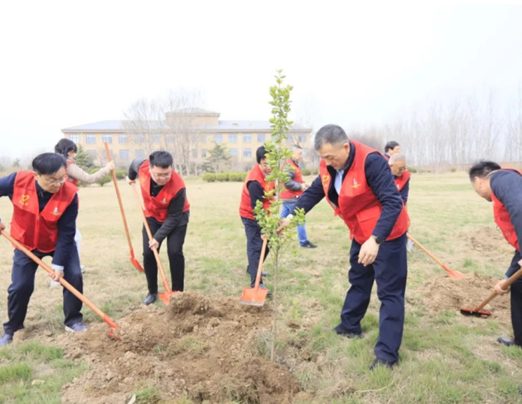 河南花花牛乳業(yè)集團(tuán)開(kāi)展“綠色發(fā)展踐初心 植樹護(hù)綠先鋒行”植樹活動(dòng)